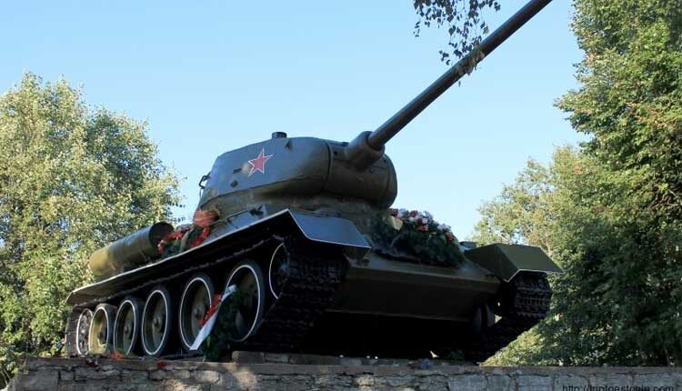 monument tank t-34 in narva
