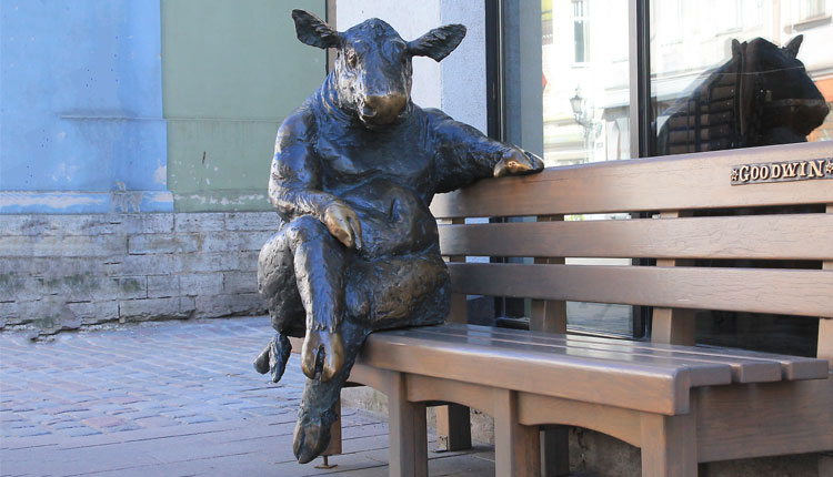 скульптура коровы в таллине