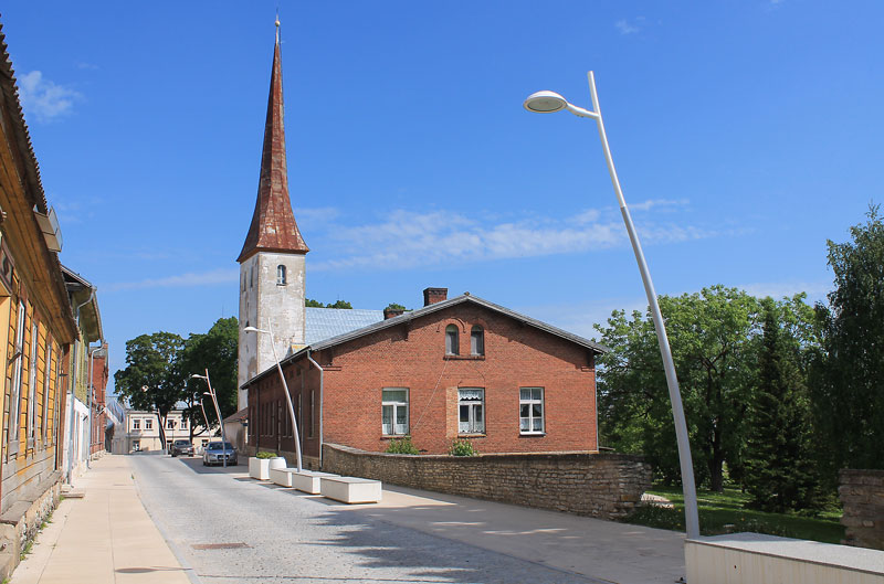 улица пикк раквере с видом на церковь