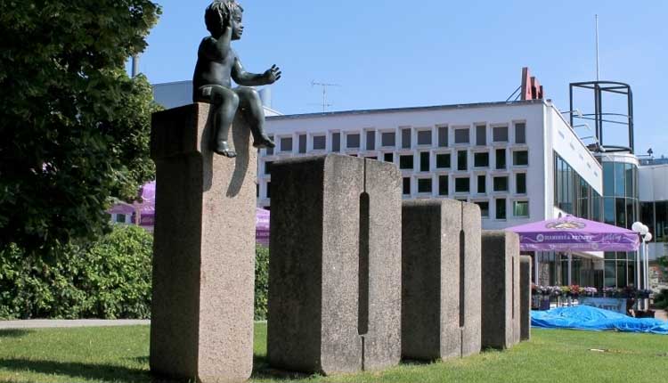 Sculpture of the birth of 100000 Tartu