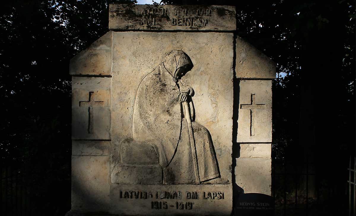 памятник латвия скорбит в нарве