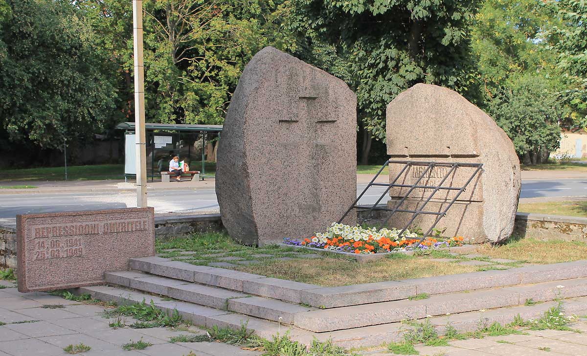 monument to the deportees narva