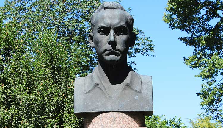 Teodor Lippmaa monument