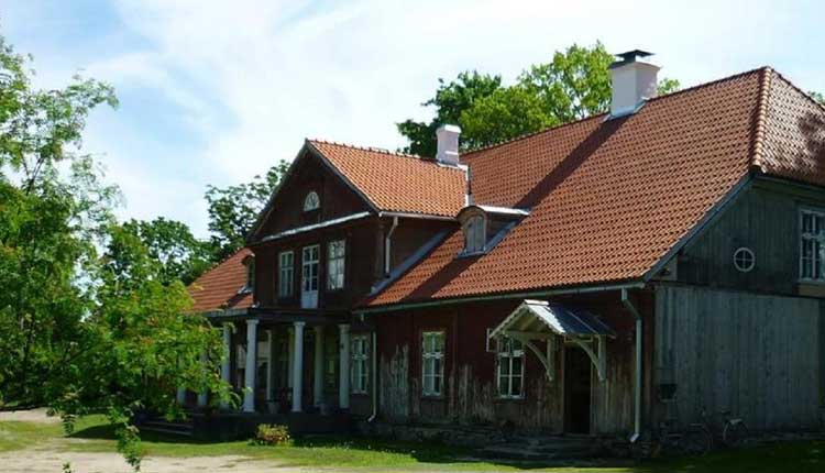 uue varbla mõis ja muuseum arukõlas